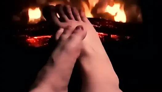 Cewek sange ini menghangatkan kakiku di atas api sampai kontol dan pelermu berkeringat!
