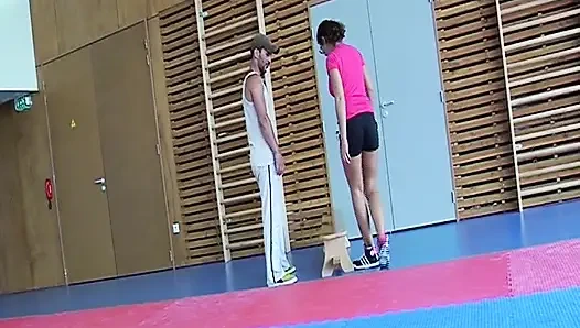 Französisches schätzchen, arsch von ihrem trainer im fitnessstudio gefickt