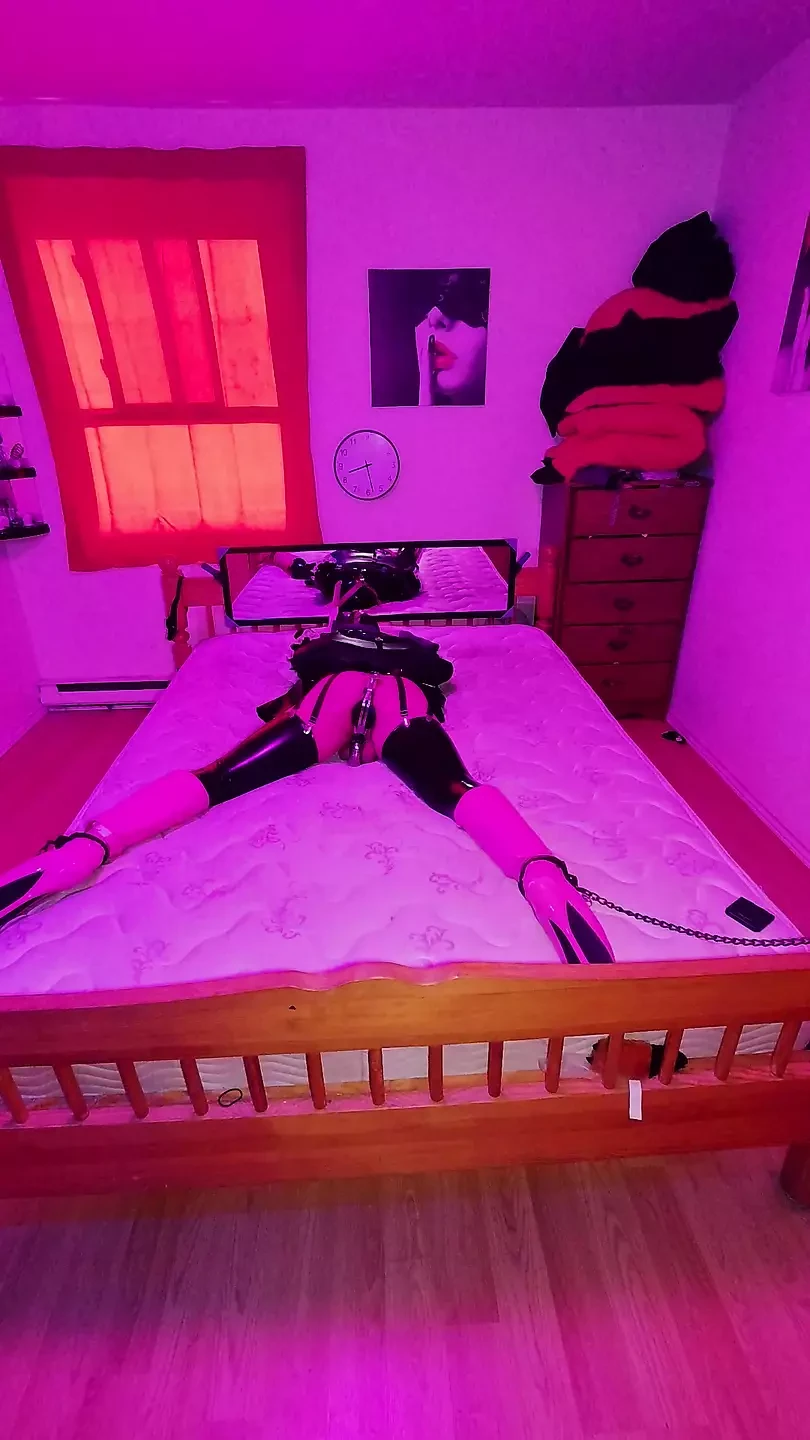 Sissy meid in armbinder en enkel geboeid naar bed in kuisheid