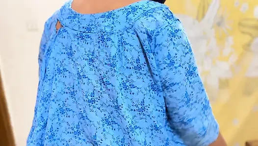 Tante seksi indonesia dengan toket aduhai lagi bersihin kamarku sambil menggodaku untuk ngentot