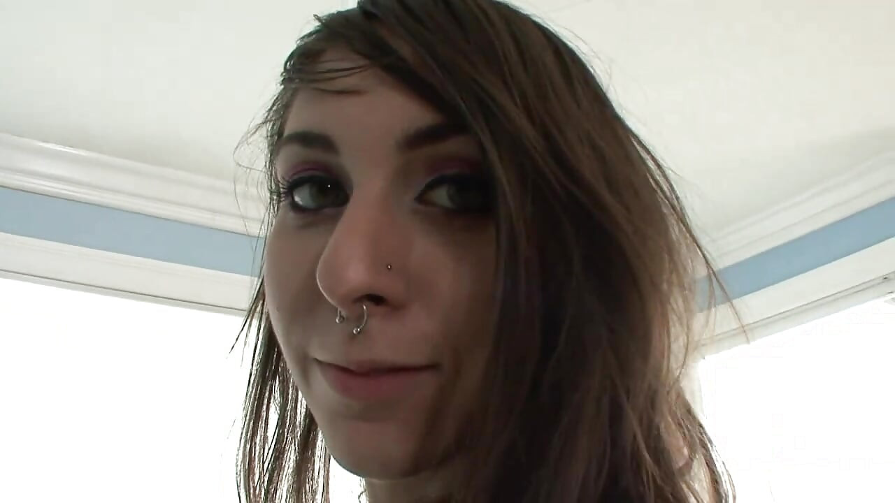 Pareja joven real follando delante de una cámara