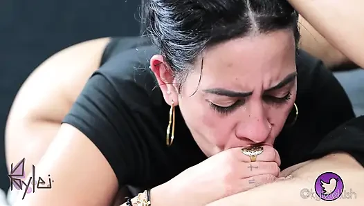 Cowok ini ngebiarkan aku sendirian dan sange berat, jadi aku ngentot sama temannya