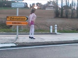交通標識の道路標識が点滅している女子高生