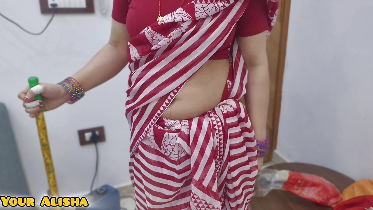 Hizmetçi sahibiyle konuşuyordu, bu yüzden sahibi onu amına soktu ve tüm gece sikti.