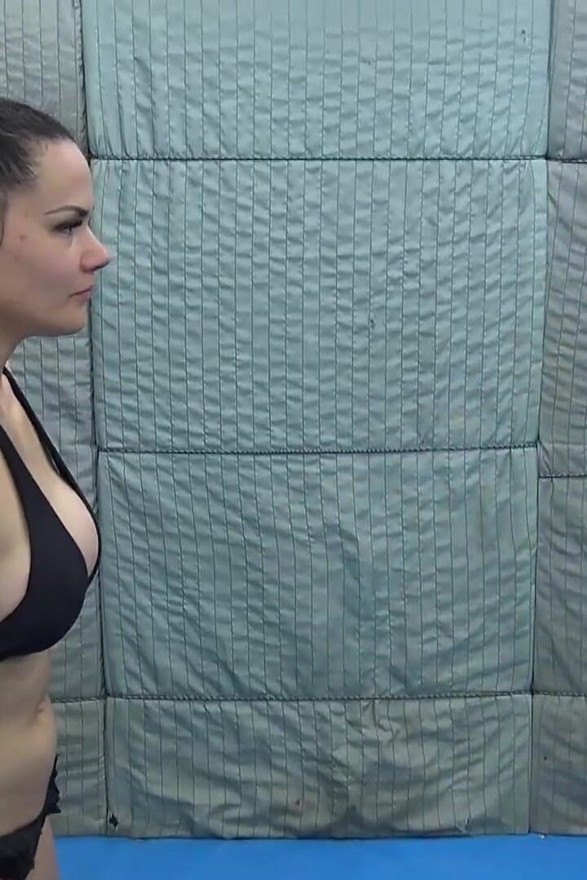 Deux MILF aux gros seins se chatouillent