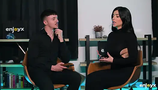 Sara retali selesai ngobrol - dia pengen banget kontol tebal itu meneteskan memeknya yang basah kuyup