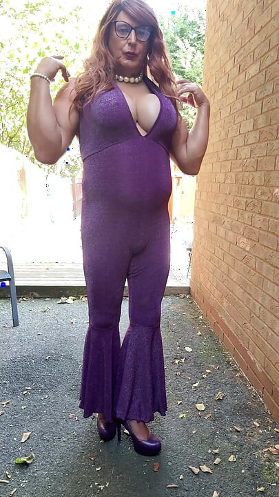 Seksi transvestit kellycd2022 u ljubičastom catsuitu i štiklama