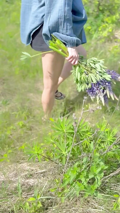 Chica desnuda en el bosque