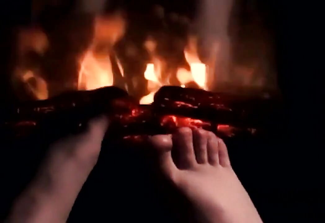 Calentando mis pies en el fuego para que se calienten y sudorosos por tu polla y bolas