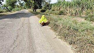 Komal estava fazendo xixi abertamente na estrada, um homem a arrastou e a fodeu com força