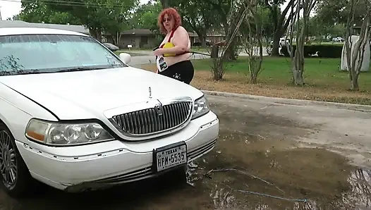 Sexy reife rothaarige bbw krankenschwester Vicki wäscht ihr auto!