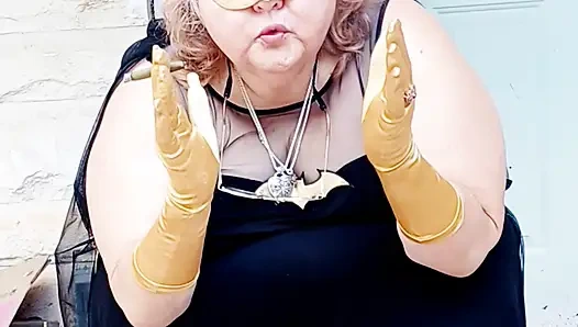 Девушка-летучка делает в ней перекур