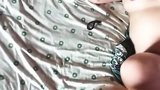 Tante seksi ini dientot habis-habisan waktu suaminya pulang kerja