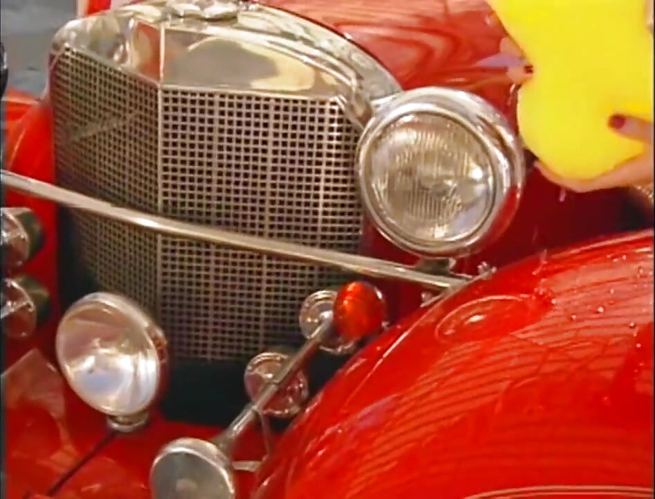 Vintage neukpartij buitenshuis op een auto voor een magere slet