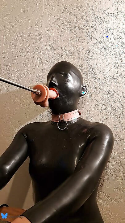 Doll's trainning to throatfuck with silicone mask