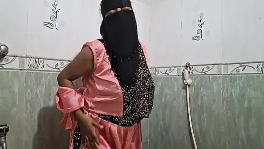 Desi aunty quenched his thirst by inserting a dildo into her pussy