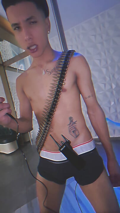他在万圣节半夜操了自己的巡逻搭档