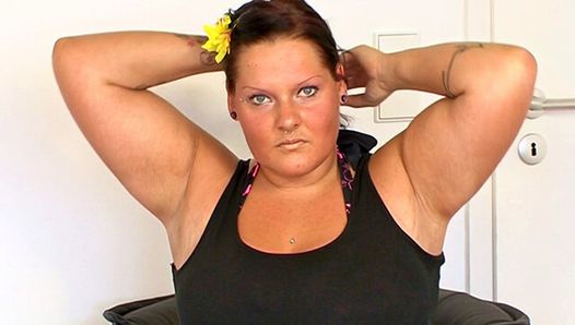 BBW bekommt ihr Top mit Sperma nach einem energetischen Ficken ein