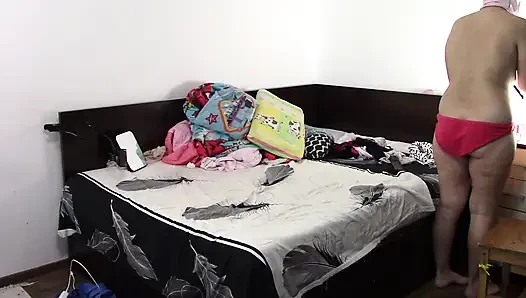 Sexy brünette, die nackte hausarbeiten macht.