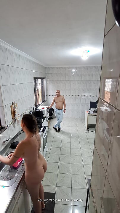 그녀의 옷을 벗고 얼굴에 대고 여친을 받아들이는 메이드.