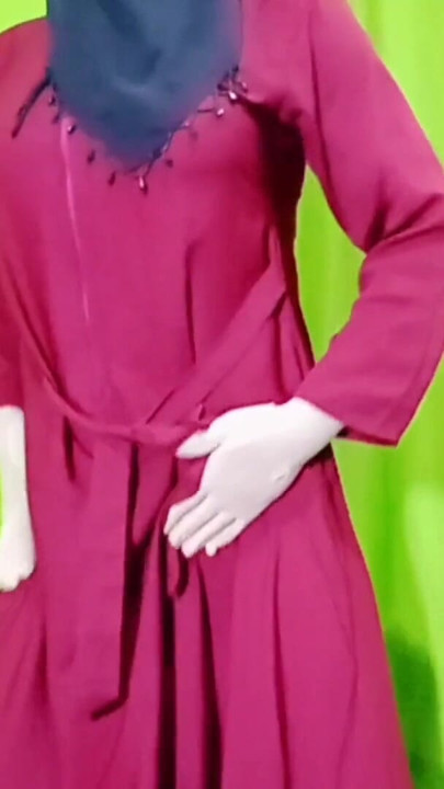 모든 옷을 벗는 것을 즐기는 아라비아 여자 | 클리 3