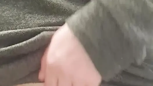 Mama zieht ihre fette Muschi aus dem Loch in ihren großen Unterhosen