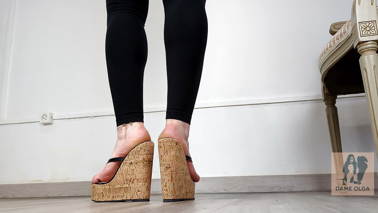 Schuhsammlung: Barfuß in Plateau-Tanga Wedges - Dame Olga (4k) (649)