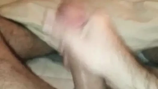 Islak sikimin dölünü okşuyor