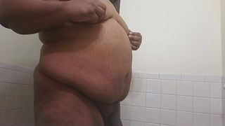 Negro chub mostrando su cuerpo y masturbándose