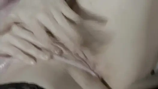 Cewek sange ini pertama kali masturbasi di sofa sebelum pantatnya dientot habis-habisan sama kontol besar