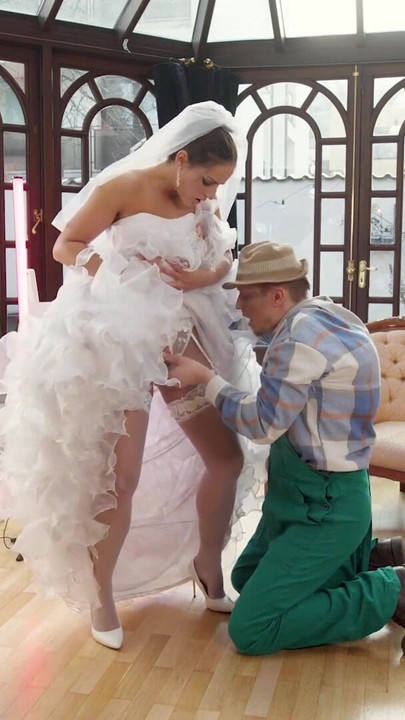 BRIDE4K. שמתי את הכוס הצר שלי על הזין של הגנן שלי כל יום | קליפ 2