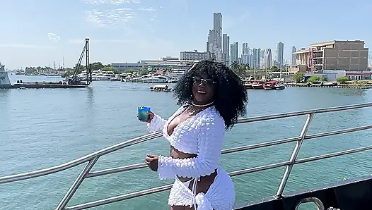 Güzel karım beni komşumla aldatıyor