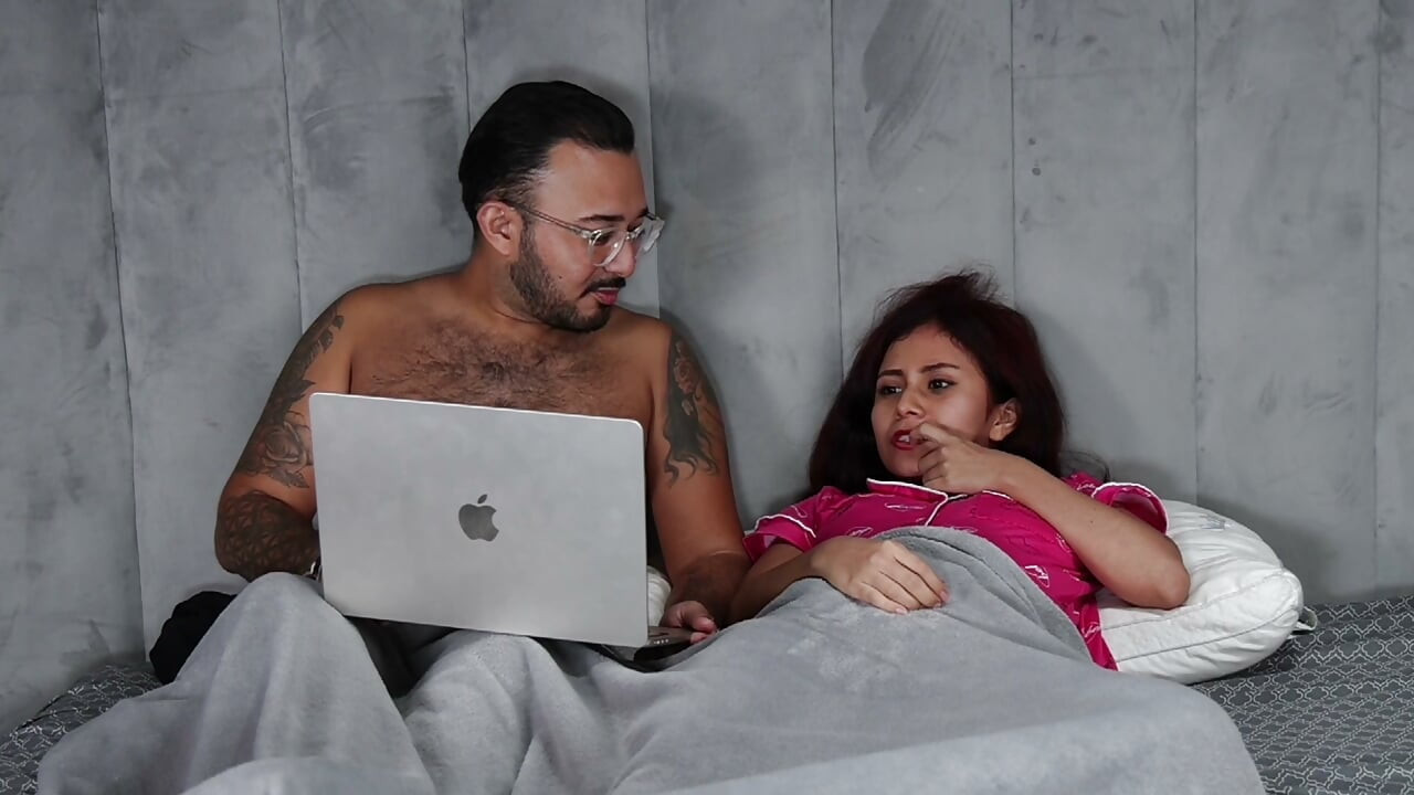 MI ESPOSA ES FOLLADA EN CUATRO POR UN DESCONODIO EN MI CAMA