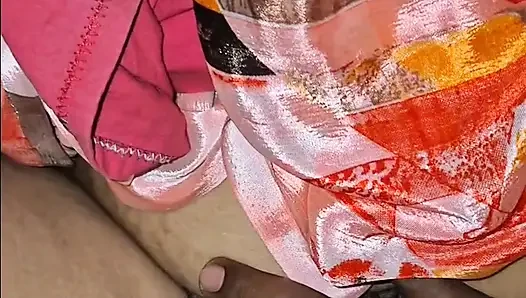 Istri seksi pemilik rumahku datang ke kamarku di tengah malam untuk buru-buru