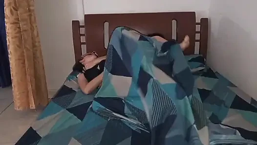 Indian mature woman fucks in her bombay house with her lover a Thai guy