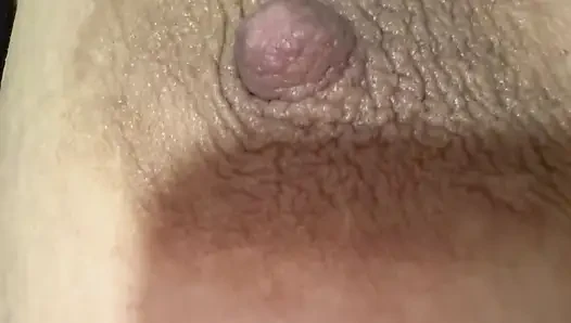 Ibu tiri menyedot putingnya yang besar dengan sangat nikmat