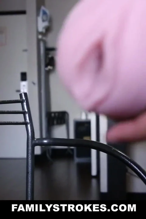 淘气的继妹偷偷溜进继兄弟的房间里