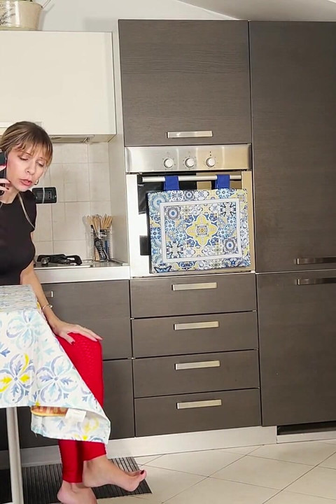 Trap of Stepaunt Unexpectedly Excited by Mistake Receiving an Intimate Photo From Her Distracted Stepnephew