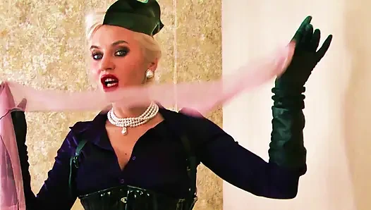 Bondgirl membuat pria muncrat