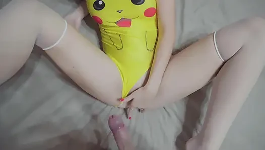 Gadis pikachu lagi asik masturbasi memeknya sampai muncrat