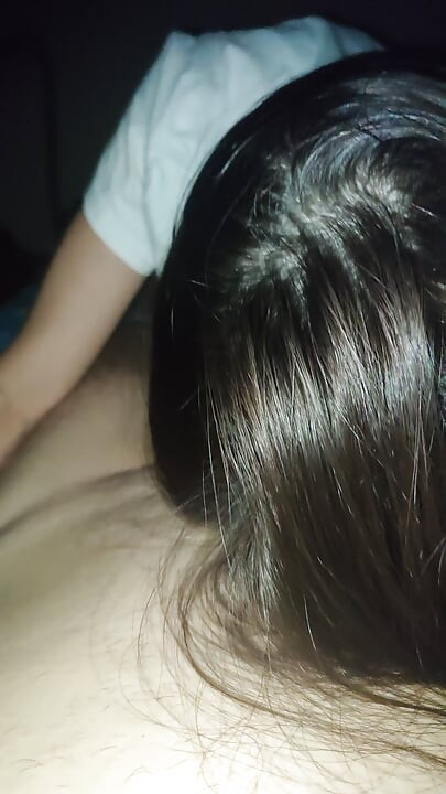 Mi hermanastra me despertó y comenzó a chupar mi pequeña polla. Chupando y gimiendo