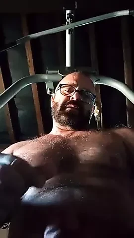 Tată vitreg păros ejaculează într-un grajd