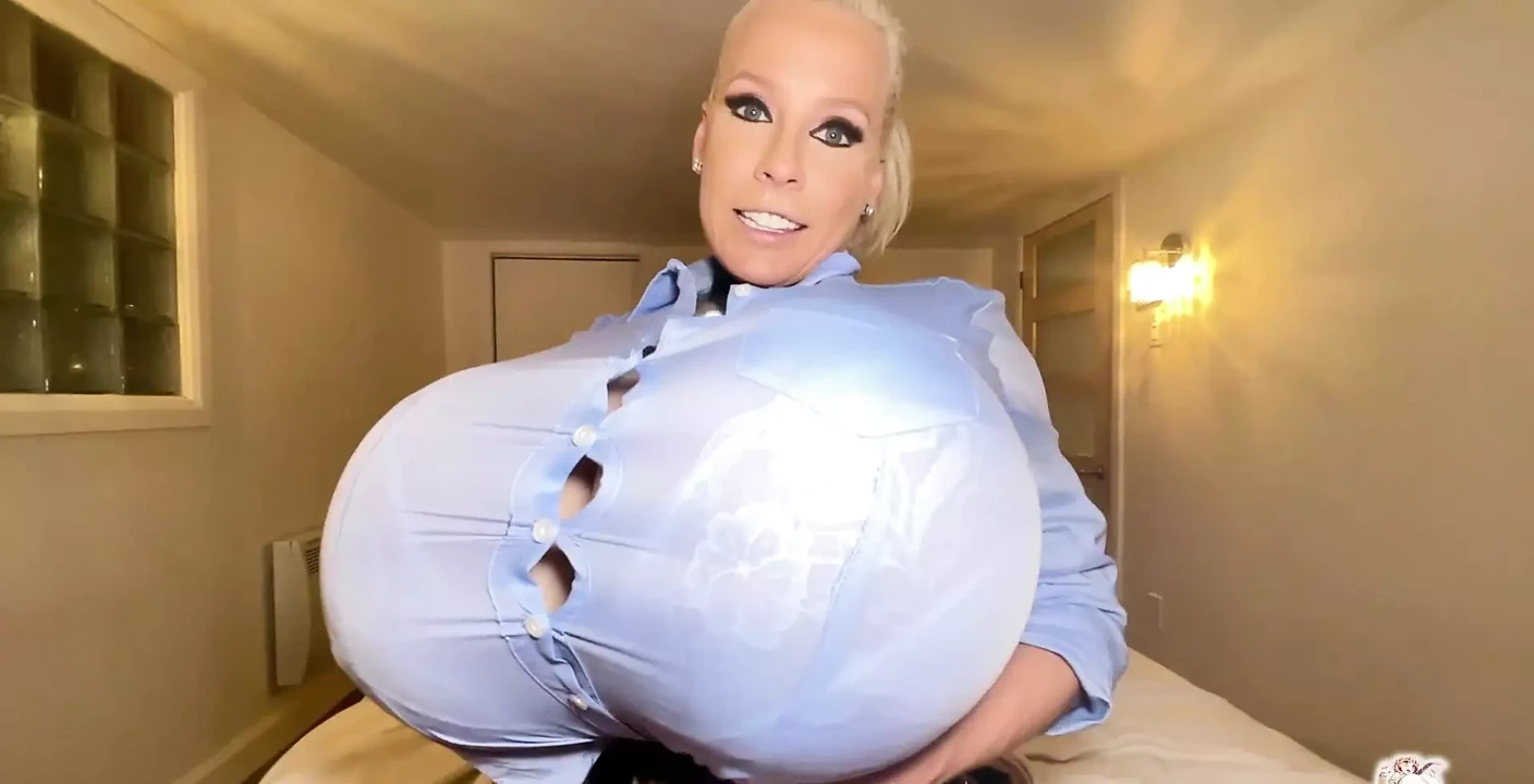 射在我的阴户里，我的乳房越来越大！