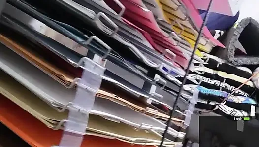 Uzaktan vibratörle alışveriş yaparken kızıl saçlı orgazm