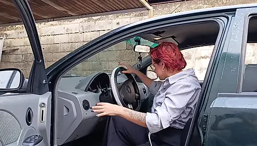Sekreter arabada pedal çevirirken uyandırılıyor ve mastürbasyonla büyük bir fışkırtma ile bitiyor
