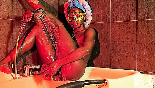 Aku pelacur jalang yang bejat!! Setelah menggosok kotak jusku sampai orgasme, waktu mandinya!!