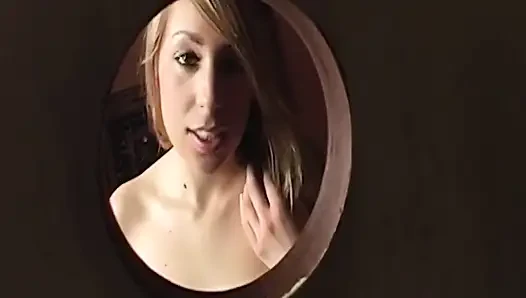 Tante seksi rambut pirang lagi asik ngentot kontol di gloryhole sampai banjir sperma