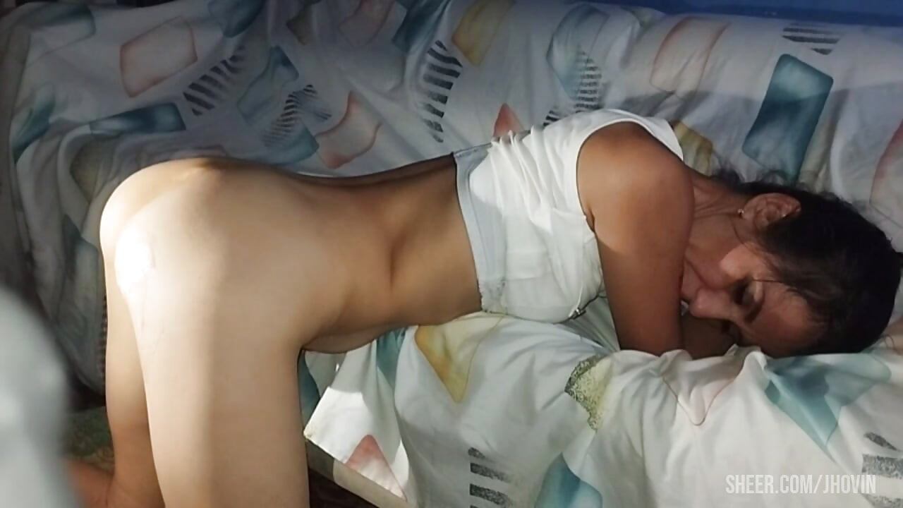 Milf adulteră primește o penetrare adâncă de la cel mai bun prieten al ei, un bărbat columbian
