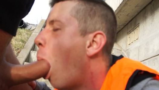Outdoor face fucking a bisexual amateur construction worker