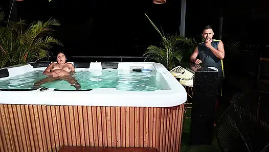 В конце концов я трахаюсь с техником, у которого твердый член, увидев, как красивая латиноамериканка мастурбирует в джакузи